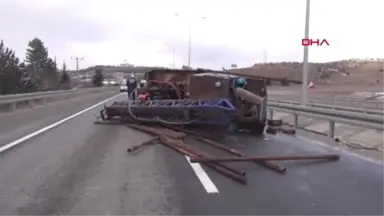 Kütahya Bariyerlere Çarpan Sondaj Aracı Hurdaya Döndü