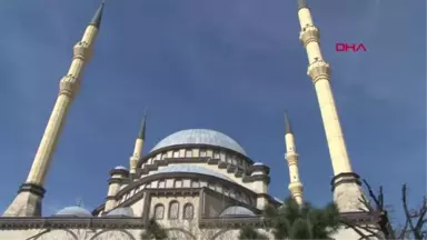 İstanbul-Ümraniye'de Oğlu Tarafından Öldürülen Kadın Son Yolculuğuna Uğurlandı