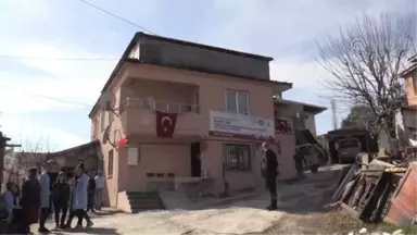 Yangında Hasar Gören Evi Öğrenciler Onarıyor