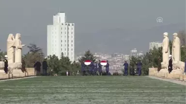 Bakan Akar'ın Eşinden Anıtkabir'e Ziyaret