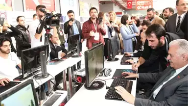 AK Parti İstanbul Adayı Yıldırım, Gençlerle Birlikte PUBG Oynadı