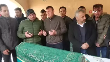 Düğününde Annesi Öldürülen Damat Tabutun Başında Gözyaşı Döktü