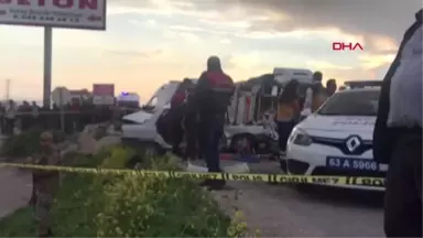 Şanlıurfa Minibüsten Ayrılan Römork Otomobile Çarptı Sürücü ve Eşi Öldü, 5 Çocuk Yaralı