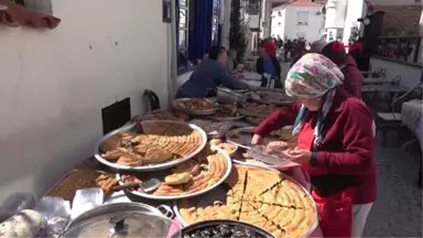 İzmir Evdeki Marifetlerini Pazarda Satışa Sunuyorlar