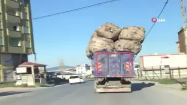 Trafikte Tehlike Saçan Aşırı Yüklü Kamyon Kamerada