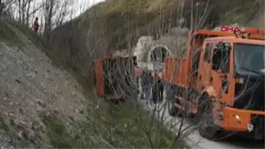 Bursa Otomobil ile Çarpışan Kamyon Devrildi: 3 Yaralı