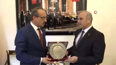 Vali Yavuz'dan Süresi Dolan Belediye Başkanlarına Teşekkür Plaketi