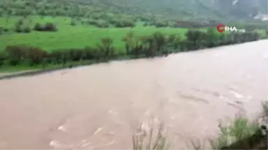 Botan Çayı'na Uçan Otomobil Sürücüsüne Ulaşma Çalışmaları Devam Ediyor