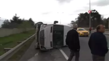 Hasdal Yolu Üzerinde Bariyerlere Çarpan Servis Aracı Devrildi