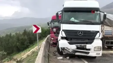 Hatay'da İki Tır Kafa Kafaya Çarpıştı