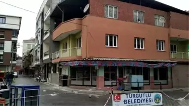 Manisa'da Yıkılma Tehlikesi Bulunan Bina Boşaltıldı