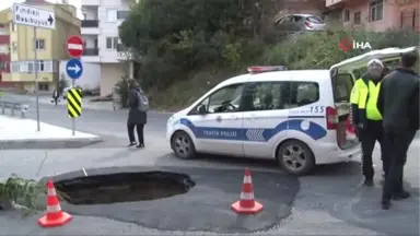 İçerenköy'de Yol Çöktü