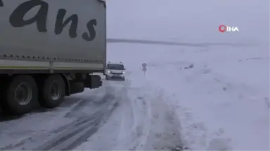 Sahara Geçidi'nde Tipi ve Fırtına Nedeniyle Mahsur Kalan Tır'lar Geri Döndü