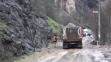 Tunceli'de Munzur Çayı Taştı, Ulaşım Kontrollü Sağlandı