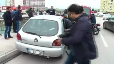 Adana Kaza Sonrası Araçta Sıkışan Hamile Eşinin Başından Hiç Ayrılmadı