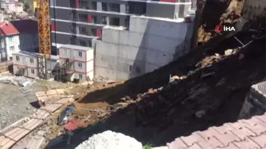 Kağıthane'de 2 Araç Toprak Altında Kaldı