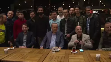 Cumhurbaşkanı Erdoğan, Tarabya'da Bir Kafede Vatandaşlarla Sohbet Etti