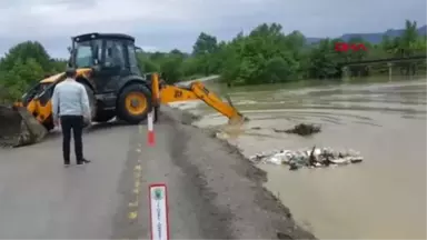 Bartın'da Yağmur Köy Yollarına Ulaşımı Aksattı