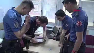 Kocaeli Polisler, Tableti Çalınan Muhammet'i Yeni Tablet Alarak Sevindirdi