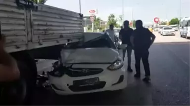 Otomobil Yol Kenarında Park Halindeki Tıra Çarptı: 3 Yaralı