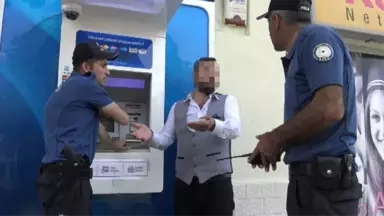 Sinirli Vatandaş, Kira Parasını Yutan ATM'yi Yumrukladı