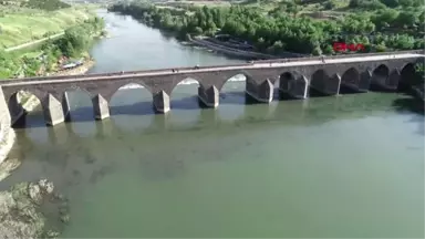 DİYARBAKIR ÇAMURDAN ARINAN DİCLE NEHRİ, GEÇTİĞİ YERLERİ GÜZELLEŞTİRİYOR