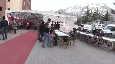 Öğrenciler, Kızılay iftar çadırında gönüllü çalışıyor