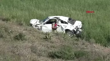 SİVAS Hurdaya dönen araçtan yaralı kurtuldular