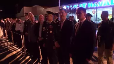 Şehit oğlunun fotoğrafına sarılıp gözyaşı döktü