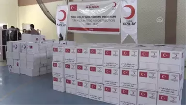 Türk Kızılay Kerkük'teki ihtiyaç sahiplerine gıda ve giysi yardımı yaptı