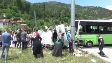 Bayram alışverişi dönüşü kaza: 2 ölü, 1 yaralı