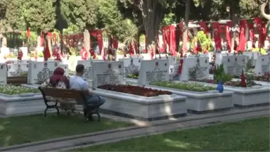 Edirnekapı Şehitliği'nde buruk bayram