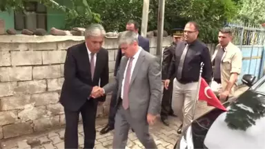 Hatay Valisi Doğan'dan şehit ailesine bayram ziyareti