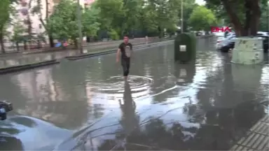 ANKARA'DA 'SAĞANAK' GÜNLÜK YAŞAMI OLUMSUZ ETKİLEDİ