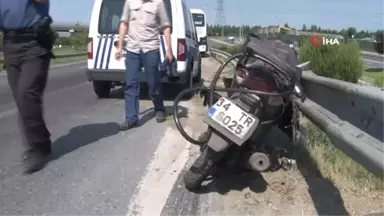 Tur otobüsünün sıkıştırdığı motosikletli şarampole uçtu