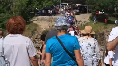 Muradiye Şelalesi'nde bayram yoğunluğu