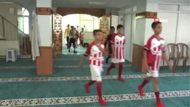 Bu imam başka imam...Çocukları kötü alışkanlıklardan korumak için futbol takımı kurdu