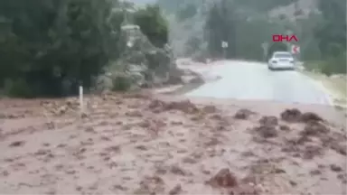 MERSİN Yoğun yağış yol çökertti