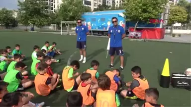 AYDIN Tek yumurta ikizleri futbol oynarken forma numaralarından ayırt ediliyor