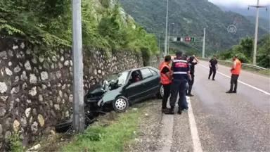 Otomobil direğe çarptı: ikisi ağır 3 yaralı