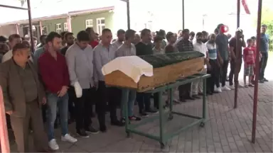 Acılı dayıdan gençlere mesaj.... Arkadaşı ile birlikte uyuşturucuya kurban giden genç toprağa...