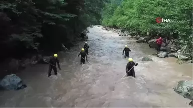 Selde kaybolan 3 kişiyi arama çalışmaları havadan görüntülendi