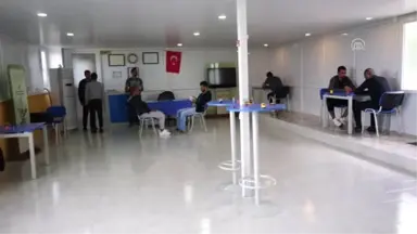 Madde bağımlılarına zeytinlikler arasında 