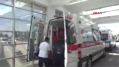 ADIYAMAN'DA HAFİF TİCARİ ARAÇLA AMBULANS ÇARPIŞTI 4 YARALI