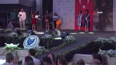 Yüzde 94 engelli Şeyda, Yaşar Üniversitesi'ni birincilikle bitirdi