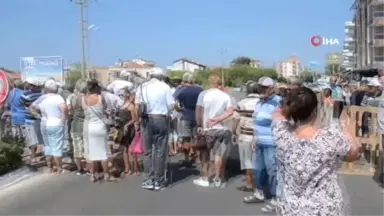 Şemsiye eylemcileri yolu trafiğe kapattı, çıkan arbedede bir uzman çavuş yaralandı