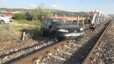 SİVAS Raylarda takılı kalan otomobil panik yarattı