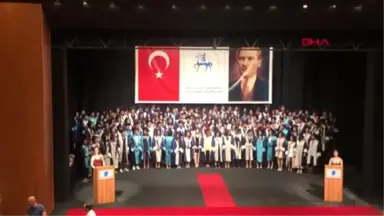 İZMİR Öğrenciler, mezuniyet töreninde kürsüye gelen dekana sırtlarını döndü