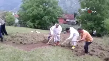 Kaymakam ve Belediye Başkanı kazmayı eline aldı, tarlaya girdi