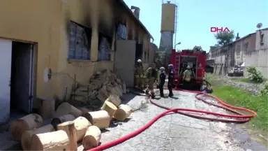 İSTANBUL- KARTAL'DA TALAŞTAN İZOLASYON MALZEMESİ ÜRETİLEN FABRİKADA YANGIN